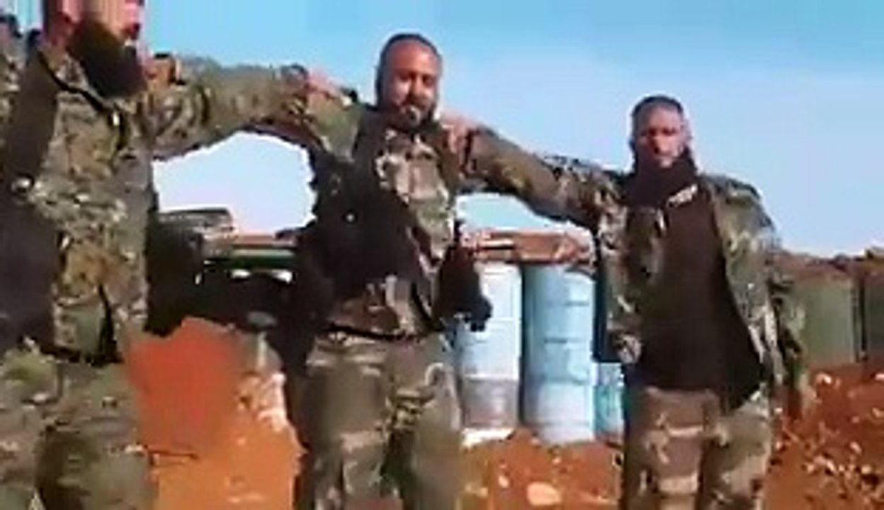 Бойцы бригады Тигр исполняют традиционный сирийский танец