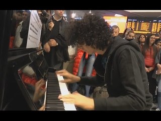 Napoli - Giovanni Allevi "in concerto" alla stazione ferroviaria (06.12.16)