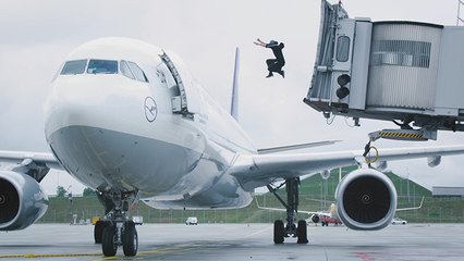 Il fait du parkour dans un aéroport