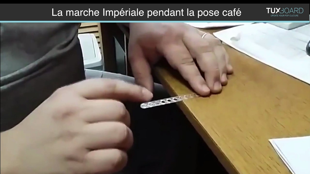 La marche impériale avec une touillette café