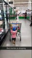 Cette petite fille est nulle pour faire ses courses
