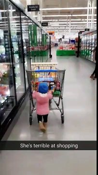 Cette petite fille est nulle pour faire ses courses