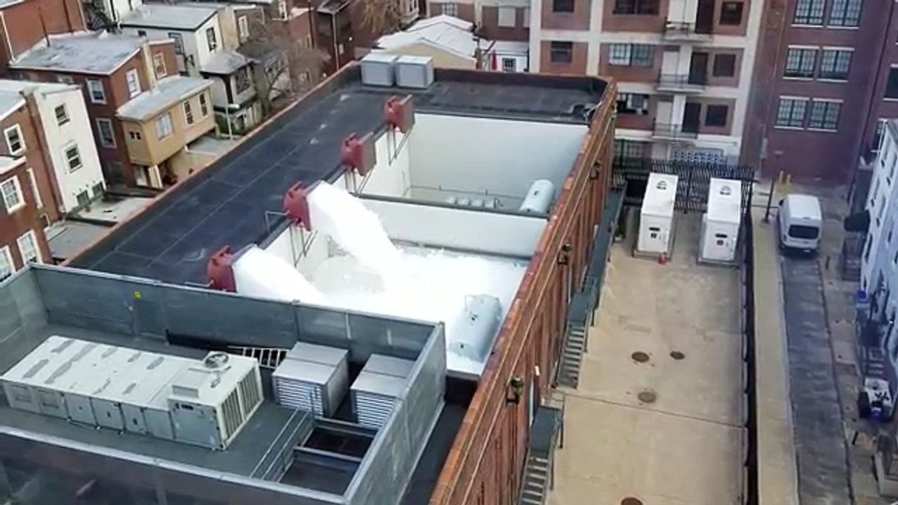 Une explosion dans un transformateur électrique provoque une inondation à la mousse