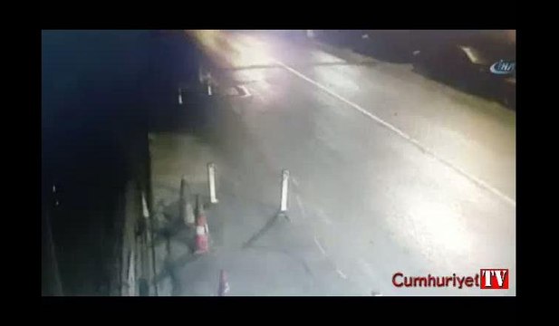 Lüks otomobilin yakıt tankerine çarpma anı kamerada