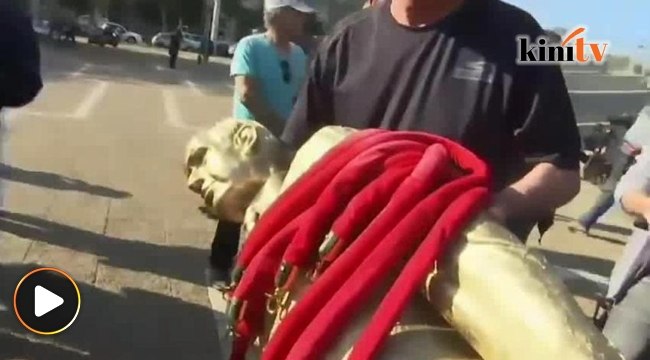 Patung 'emas' PM Israel kena turun, pihak majlis beri saman