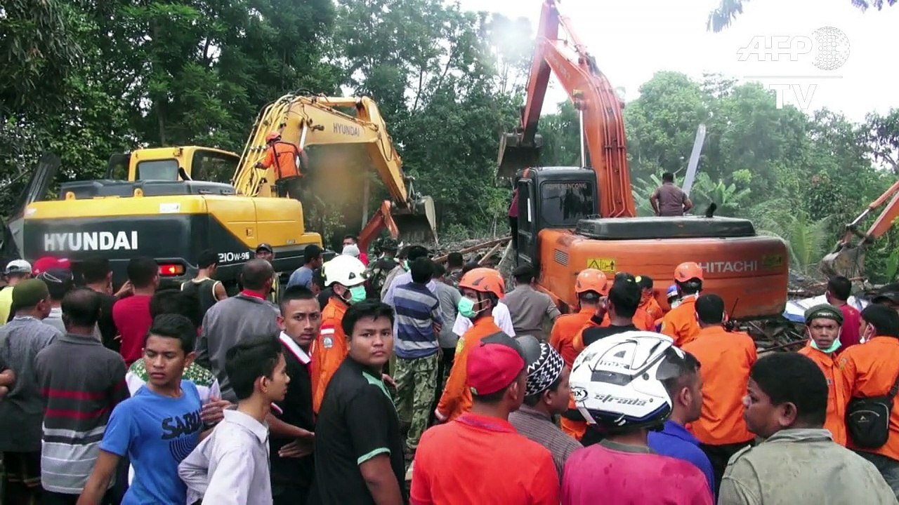 Séisme en l'Indonésie: recherches dans les décombres