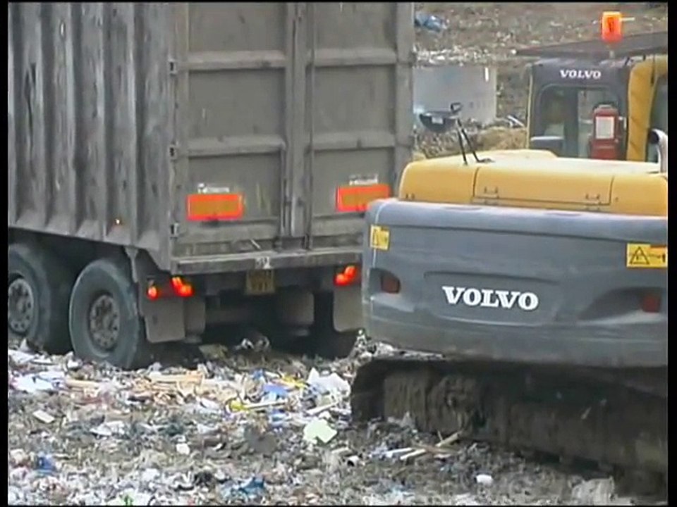 Volvo FH12 Bulk Tipper unloading waste