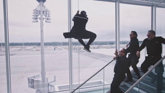 Ce gars fait du parkour dans un aéroport