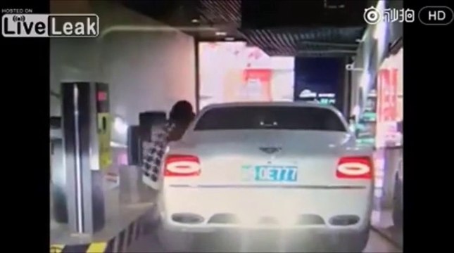 Cette débile sort de sa voiture sans mettre le frein... Adieu jolie Bentley. Eclatée contre le mur
