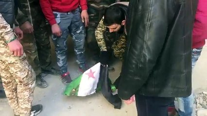 Сирийский солдат сжигает и топчет флаг сирийской оппозиции