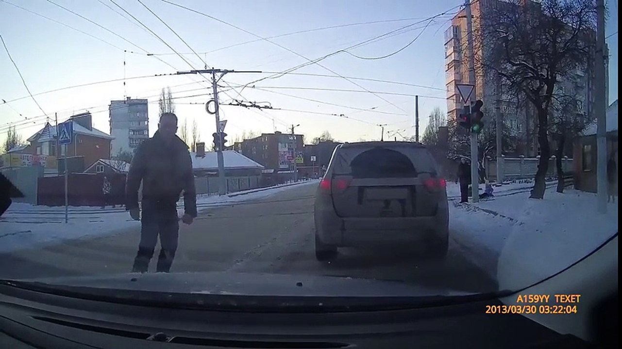 Wkurwiony facet rozbija pięścią przednią szybę