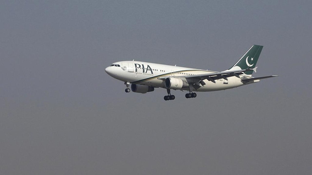 Flugzeug mit Dutzenden Insassen in Pakistan abgestürzt