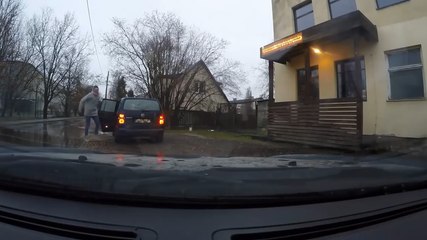 Un automobiliste sort un club de golf pour se venger et se fait punir.