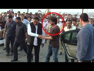 Shahrukh Khan Spotted In Front of His House Mannat At Bandstand