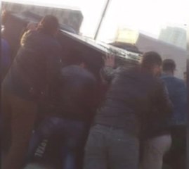 Vatandaşlar polislerin yardımına koştu