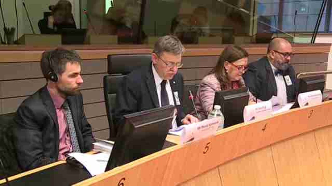 Ximo Puig pide cambios en la formación de los profesionales del automóvil