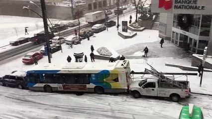 El estado de una carretera provoca un choque masivo de vehículos