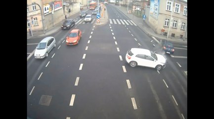 Un lampadaire sauve la vie d'une femme.