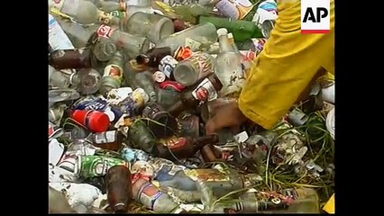 COLOMBIA:  RUBBISH RECYCLING BY POOR DISPOSABLES