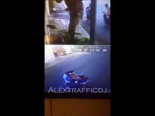 En segundos y a plena luz del día  roban moto en Caracas