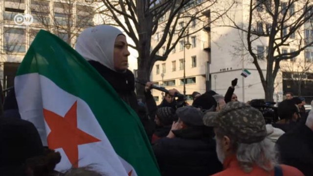 Multidão protesta em frente à embaixada russa em Berlim