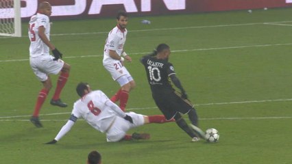 Champions League - Lyon/Séville - Alexandre Lacazette secoue le cocotier