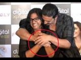 SHOCKING : Akshay Kumar Gropes Fans B**bs!!!