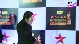 Shah Rukh Khan Walks Red Carpet  At Star Screen Awards 2017