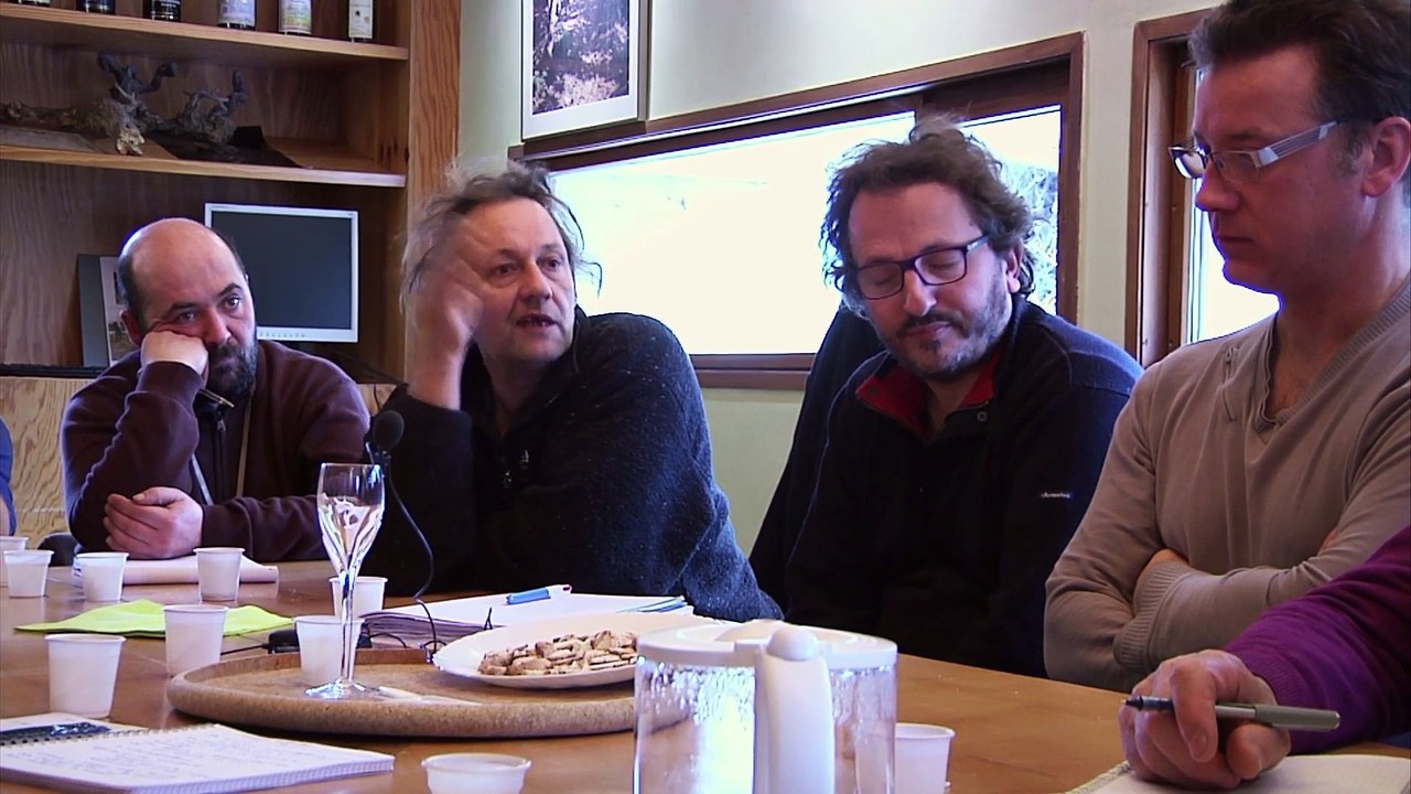 En février 2016, un groupe d'entrepreneurs en agriculture qui se questionne sur les formes de coopération dans leurs métiers, part découvrir un mode de coopération original, avec la SCAEC de Vercheny qui fabrique de la Clairette de Die depuis plus de 50