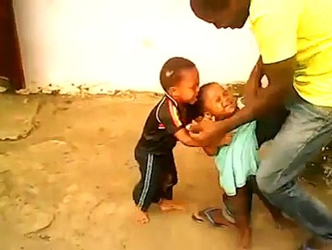 Cet enfant défend ses frères et soeurs comme vous ne l'avez jamais vu