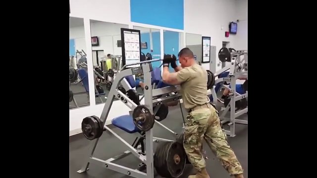 Американский солдат зашел в спортивный зал - интересно