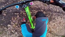 Un jeune en VTT tente un saut un peu trop ambitieux...