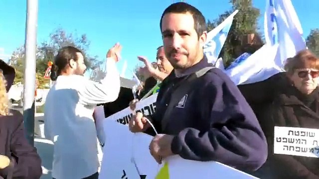 הפגנת אבות מול בית משפט עליון סבא לא רואה את נכדיו מספר שנים נכדים לא מתגרשים מסבא