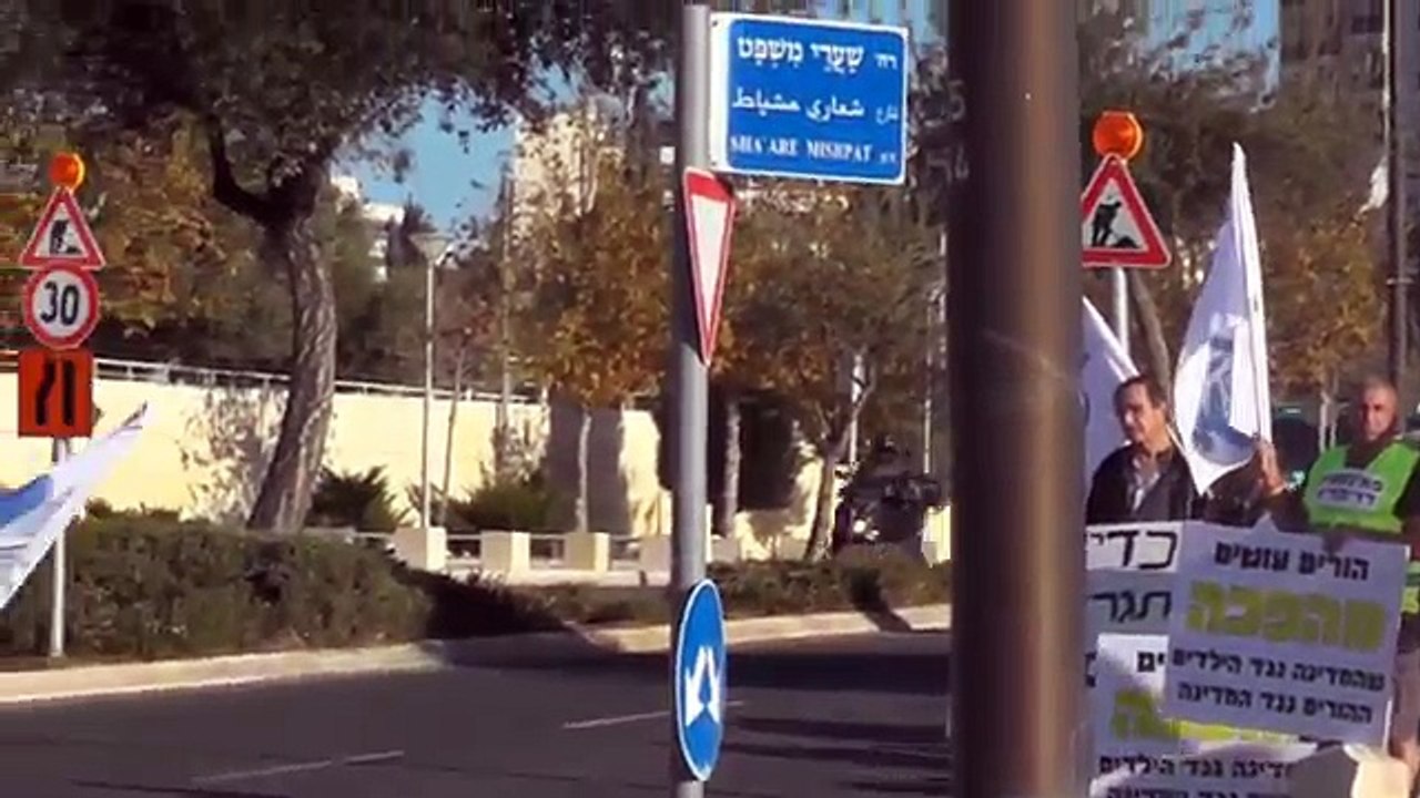 מאבטחי בית המשפט עוברים על החוק ומונעים ממני את זכותי כדין להיכנס לבית המשפט