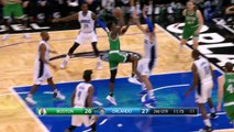 Jaylen Brown cale un gros poster sur Nikola Vucevic