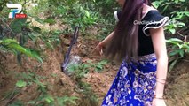 Amazing Beautiful Girl Vs Water Snake Using Bottle Trap | Way to Catch Water Snake in Cambodia
