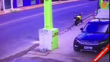 Motosiklet direğe böyle çarptı!