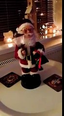 Le père Noel à bien besoin de piles neuves... Ca chante faux là!