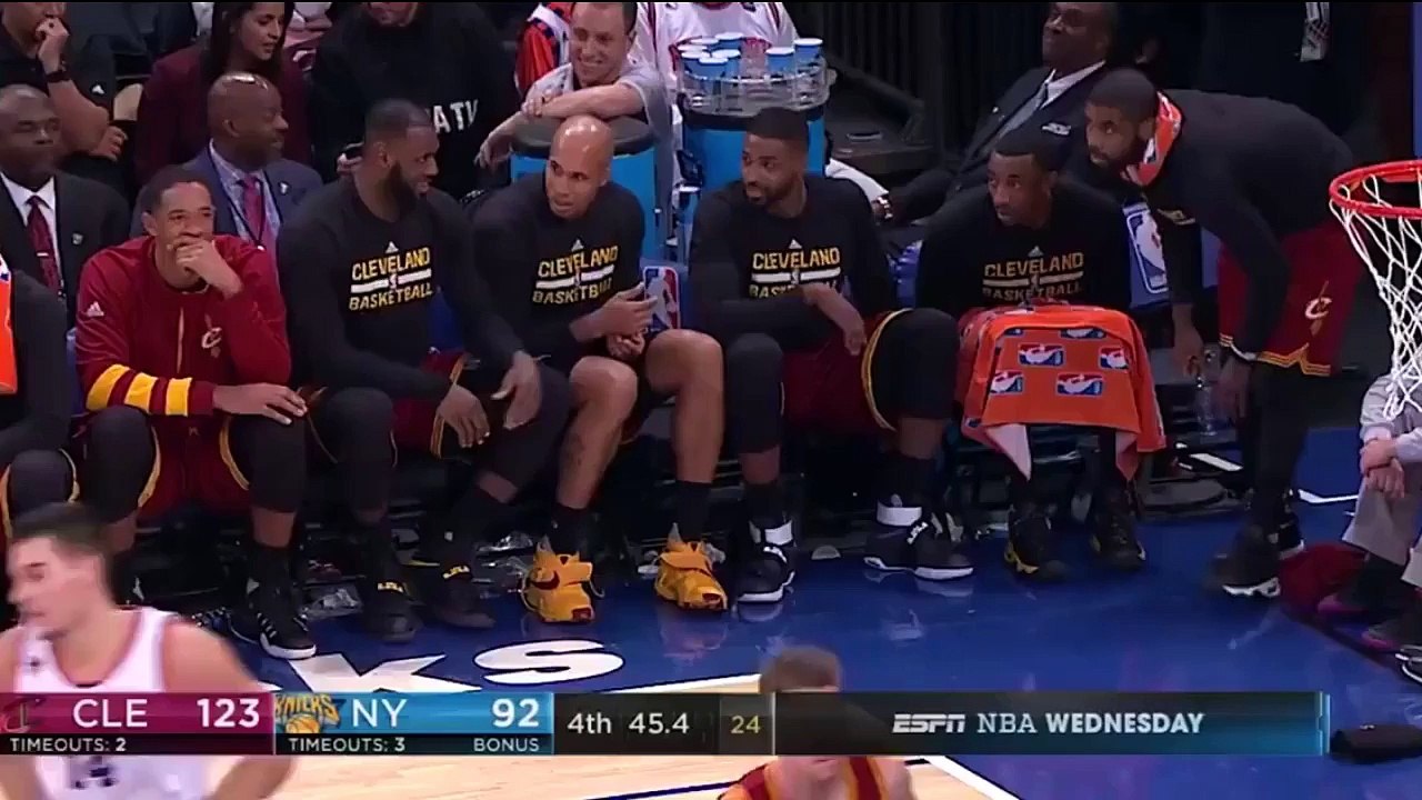 En plein match, LeBron James joue au Water Bottle Challenge !