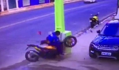 Feci kaza: Motosiklet direğe böyle çarptı!