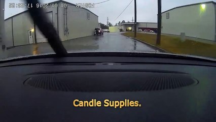 Une femme distraite n’a pas vu un trou et tombe dedans avec sa voiture