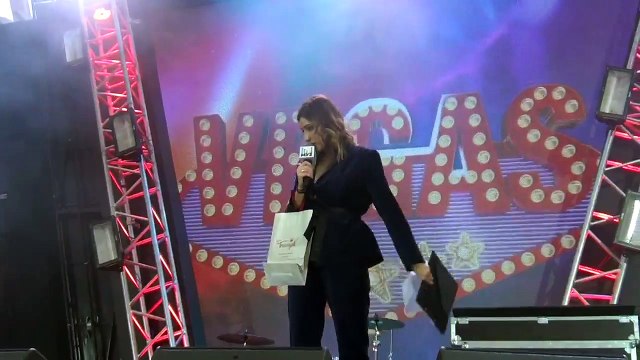 Рита Че с подарками на сцене