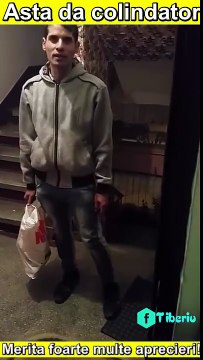 Acesta este cel mai frumos colind pe care l-am auzit vreodată...Un băiat sărac cu o voce de aur colindă la ușile oamenil