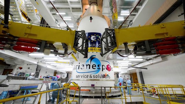 Assemblage et décollage de 4 satellites Galileo en timelapse
