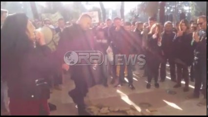 Protesta e FRPD para ministrisë së Brendshme hedhin kuti si pako kanabisi