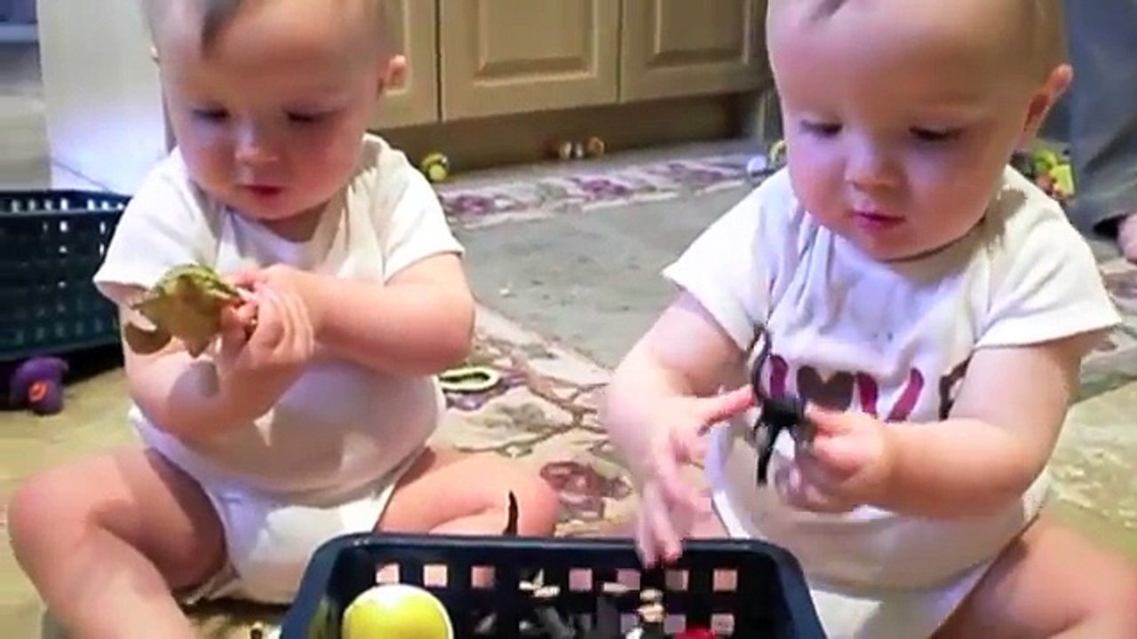 Super Funny - Twins Mimic Daddy's Sneeze
