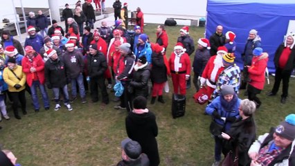 Mikołajkowe morsy pokonały Wisłę wpław we Włocławku!