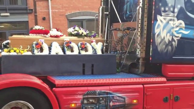 Voilà comment les camionneurs font leurs adieux à leur défunt collègue au Royaume-Uni