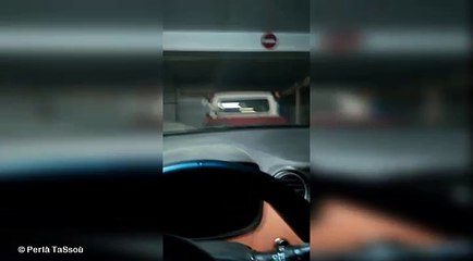 بدون تعليق..مواطنة تبكي و هي تتحدث عن حادثة جرها من أحد أعوان "الشنڨال" داخل سياراتها !