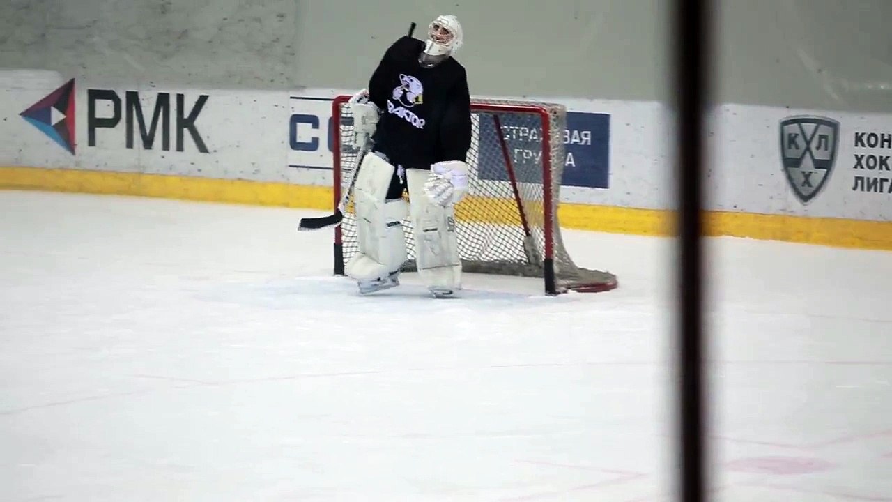 Goalkeeper Tractor dancing)